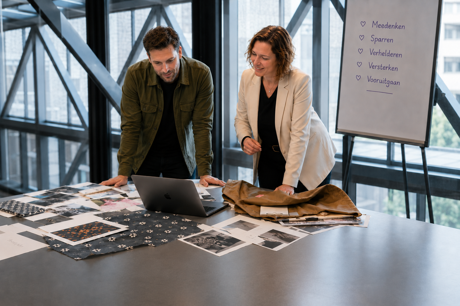 Strategische sparringsessie waarbij een ondernemer en adviseur samenwerken aan positionering, communicatie en merkverhaal aan de hand van visuele concepten en ideeën.