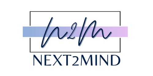 Next2Mind-logo met de letters N2M in een elegante handgeschreven stijl, geplaatst over een subtiele blauw-paarse kleurband binnen een minimalistisch kader.